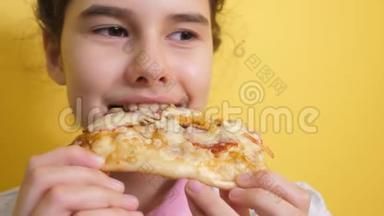 快乐的小女孩吃一片披萨的概念。 青少年儿童饥饿的生活方式吃一片比萨饼。 慢动作